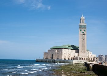 Im Schatten einer prachtvollen Moschee
