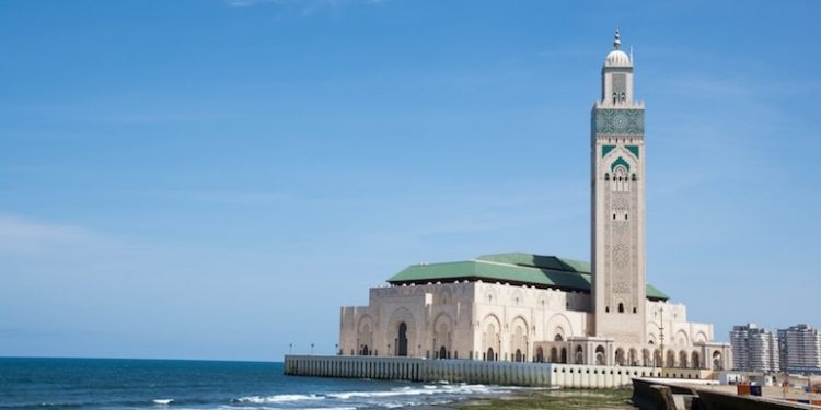 Im Schatten einer prachtvollen Moschee